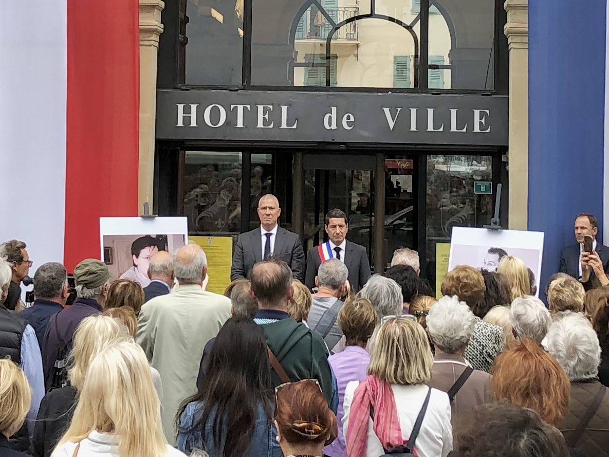 Hugues Moutouh, le nouveau Préfet des Alpes-maritimes, et ⁦@davidlisnard⁩, le maire de #Cannes, sur le parvis de l’Hôtel de ville, lors de l’#hommage aux professeurs assassinés Dominique Bernard et Samuel Paty #CannesRendHommage ⁦@villecannes⁩ ⁦@Cannes_France⁩