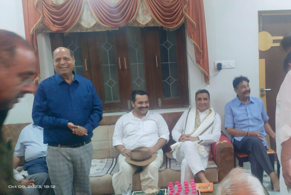 धर्मेंद्र राठौड़ और <a href="/ashokgehlot51/">Ashok Gehlot</a> ने जानबूझकर इसे #RPSC का सदस्य बनाया है।
और अशोक गहलोत मीडिया के सामने आकर लोगों को बेवकूफ बना रहा है।

तस्वीर देख लो किसने बनाया है 
#कांग्रेस_का_काल_केसरी