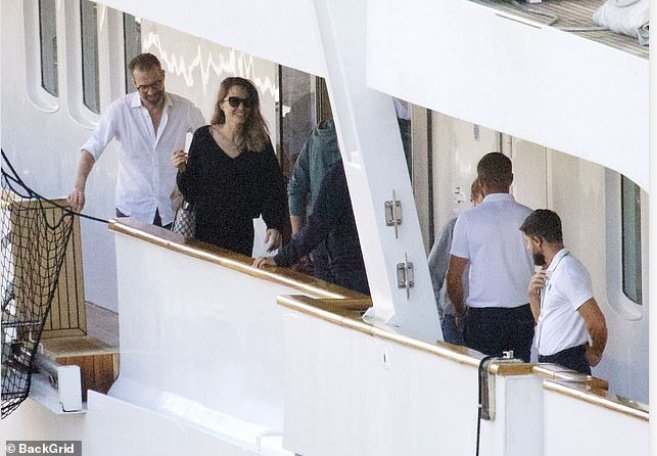 🆕  Angelina Jolie, was seen on Monday morning arriving on Aristotle Onassis' yacht in Athens, shooting the iconic songstress Maria Callas biopic Maria. 
#AngelinaJolie #Athens #Greece #MariaCallas 
#PabloLarraín