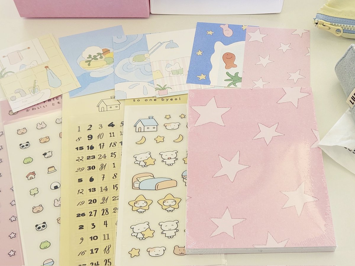 팝업 하나를 위해 망원으로 달려갔는데 너무너무 행복했다..❣️후회할 것 같아서 용기내서 핸드폰 케이스도 보여드리고 다이어리 얘기도 하면서 정말 잘 썼다고 말씀드렸던.. (ू•ᴗ•ू❁) 출시될 예정인 인형들도 너무 귀엽고 다이어리는 실물이 더더 예뻤어요.. 이번 다이어리도 예쁘게 쓰겠습니다🫶