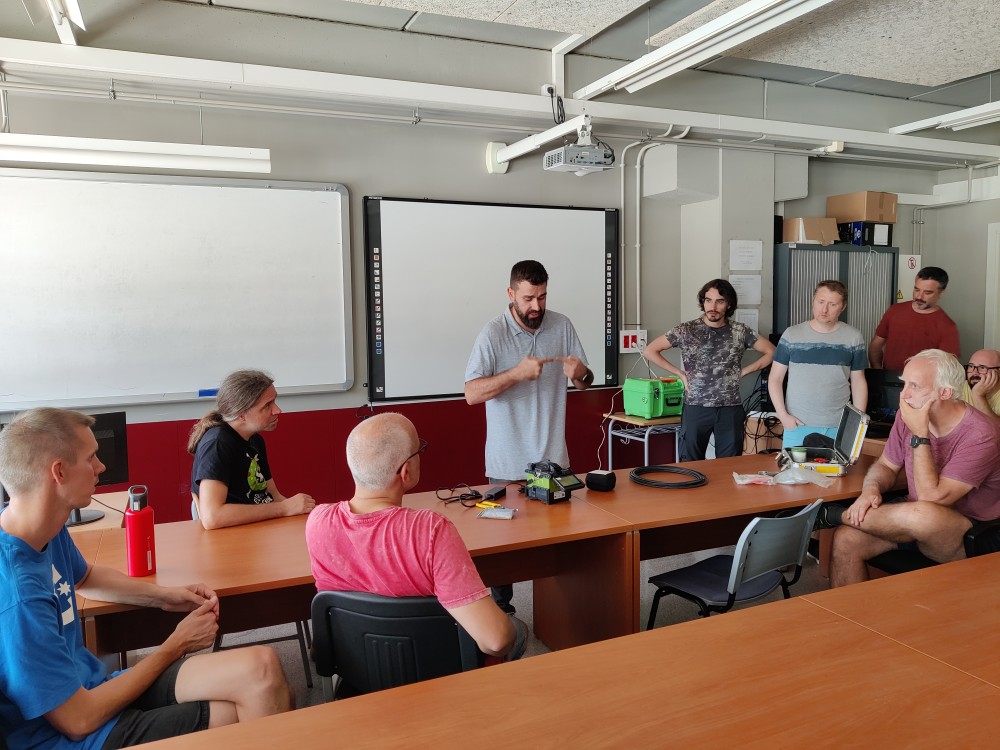 Inflasocial's tweet photo. L'equip docent del departament d'informàtica de Lacetània vam participar en un taller formatiu per a l'ús de la nova fusionadora de fibra òptica adquirida per aquest curs 2023-2024. Una nova eina per a preparar els nostres alumnes i el seu futur laboral! 💪 https://t.co/SJiqvH6SY3