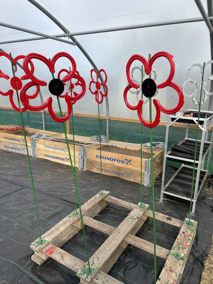 NEPS_Payback's tweet photo. On rainy days People on Probation have been painting flowers made out of old horse shoes at Port Clarence Allotments.

Once the paint is dry, the flowers are being attached to the fences surrounding the allotments.

#CommunityPayback #ProbationNorthEast https://t.co/oLifuyTdwk