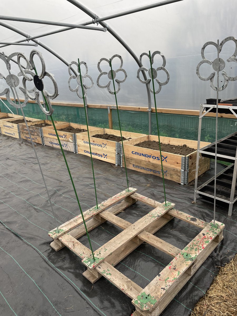NEPS_Payback's tweet photo. On rainy days People on Probation have been painting flowers made out of old horse shoes at Port Clarence Allotments.

Once the paint is dry, the flowers are being attached to the fences surrounding the allotments.

#CommunityPayback #ProbationNorthEast https://t.co/oLifuyTdwk
