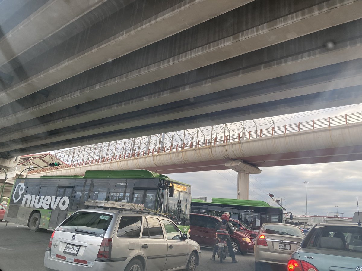 PerlaLn's tweet photo. @MovilidadSN @GobSanNicolas @Cicmty @daniel_carrillo 
Todos los días lo mismo y no hay ni un solo tránsito en la zona cruce de sendero y universidad, junto al egoísmo social de todos querer ser primero, hoy nadie podía avanzar https://t.co/A2UFPVB7Fy