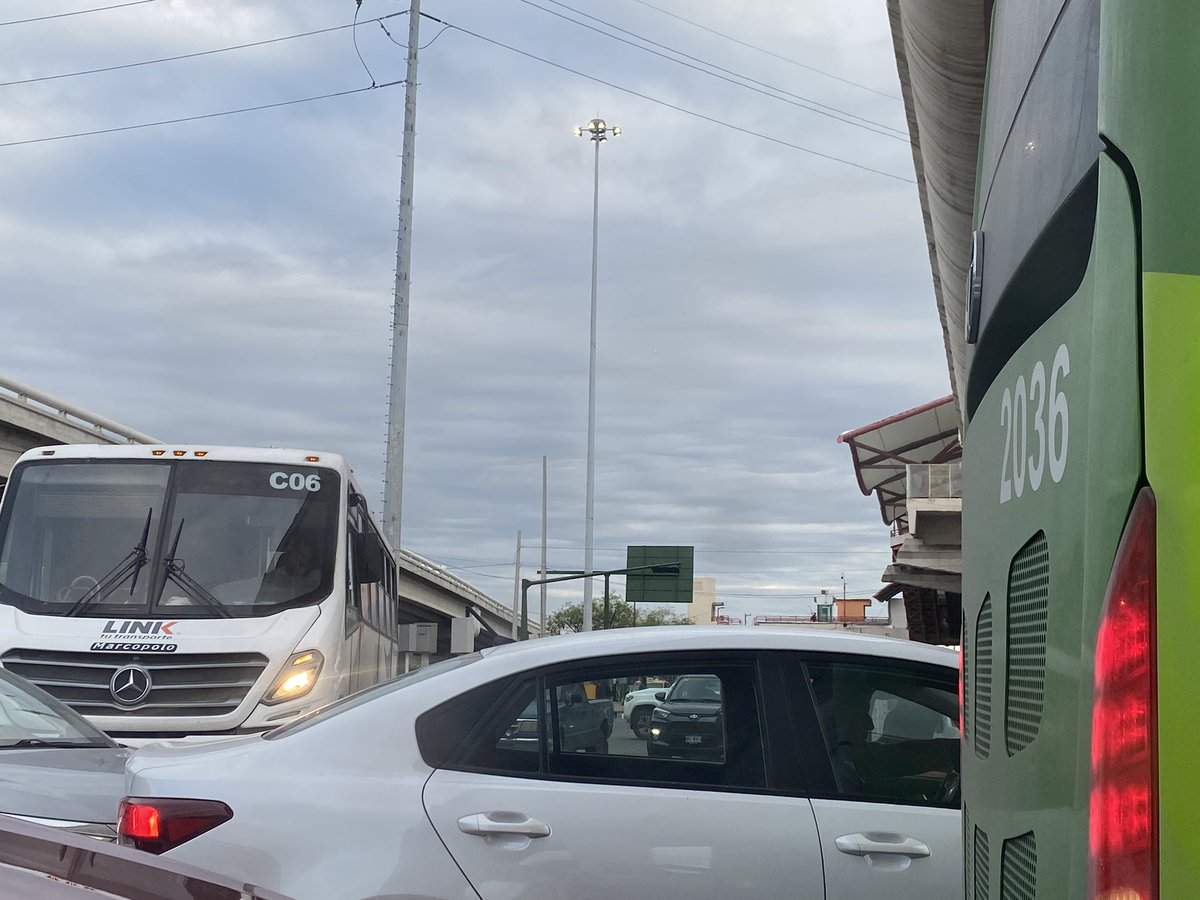 PerlaLn's tweet photo. @MovilidadSN @GobSanNicolas @Cicmty @daniel_carrillo 
Todos los días lo mismo y no hay ni un solo tránsito en la zona cruce de sendero y universidad, junto al egoísmo social de todos querer ser primero, hoy nadie podía avanzar https://t.co/A2UFPVB7Fy