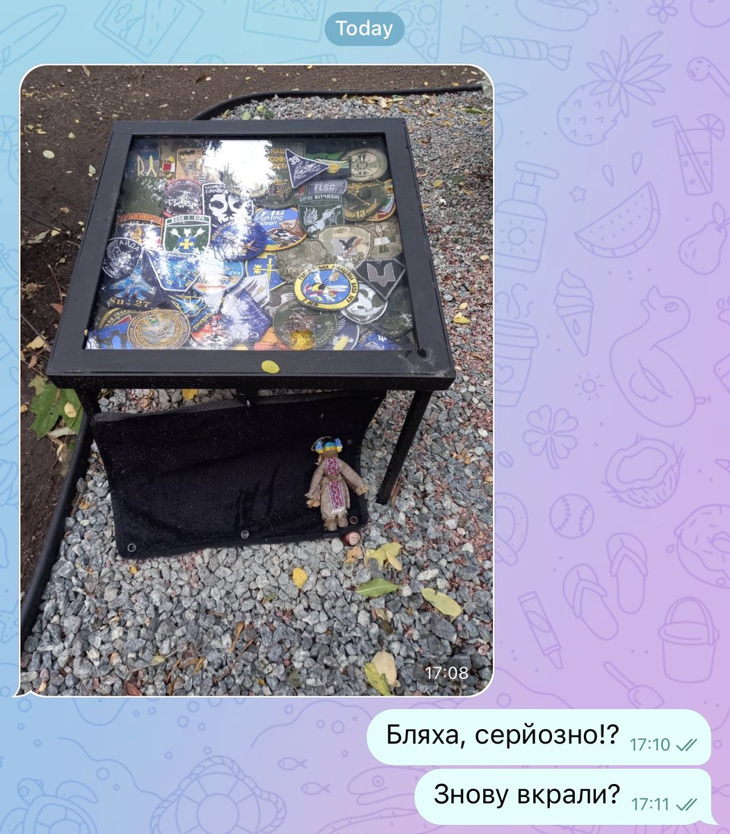 Я не вірю, що це пишу, але: в Джуса з могили знову вкрали шеврони!

На цей раз більшість залишились в безпеці, бо вони замкнені на вітрині

Але всі, які люди позалишали самостійно, пропали в проміжку між зараз і 20:00 вчорашнього вечора

Неймовірно це все, звісно