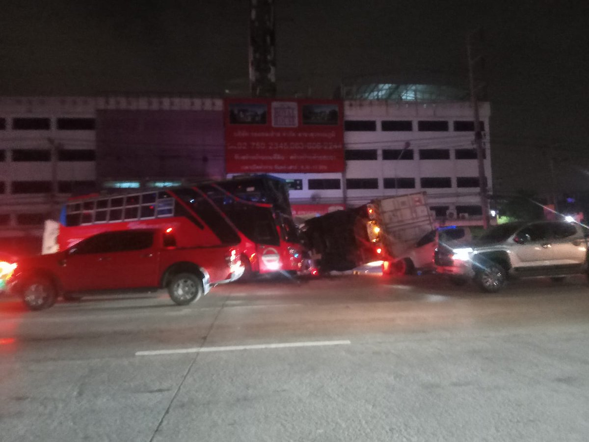 fm91trafficpro's tweet photo. อุบัติเหตุ ถ.กิ่งแก้วรถติดหนัก!
เฟซบุ๊ก ชุมชนถนนกิ่งแก้ว แจ้งอุบัติเหตุล่าสุด ถนนกิ่งแก้ว บริเวณซอยกิ่งแก้ว 11  อุบัติเหตุรถชนกันหลายคัน รถติดมาก  จนท.กำลังเร่งเคลื่อนย้าย