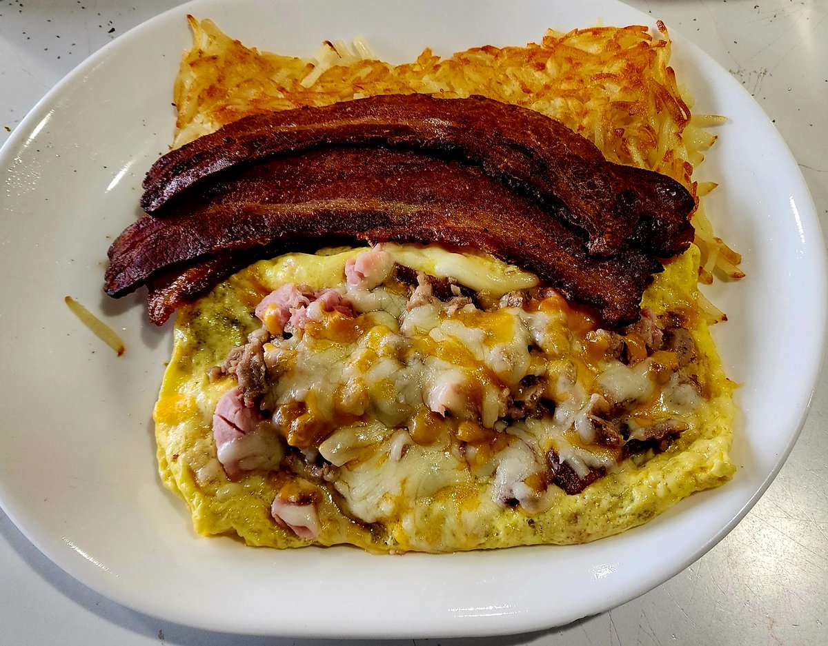 DThompsonMN's tweet photo. Day #1 Bacon week. Never Quit eating bacon it is a Primary food group. This year we focus on Quality not Quantity to bring home Floyd! Join me have 3 or 4 strips a day to get your mind right! https://t.co/xNpZXQBEw0