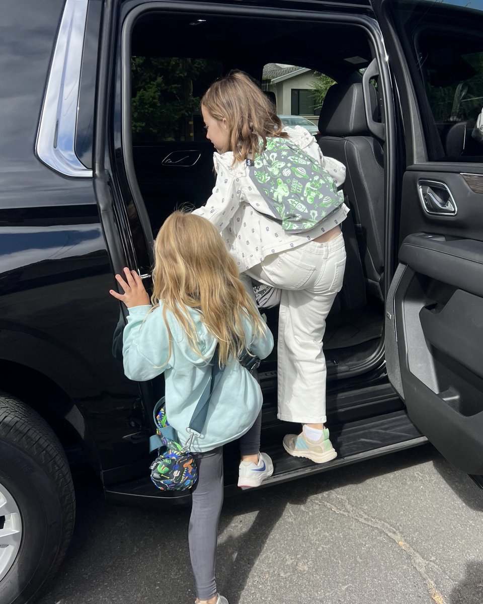 Monday let's gooo ⚡

#illustrationdaily #illustrationgram #giftsforkids #ecofriendlyfashion