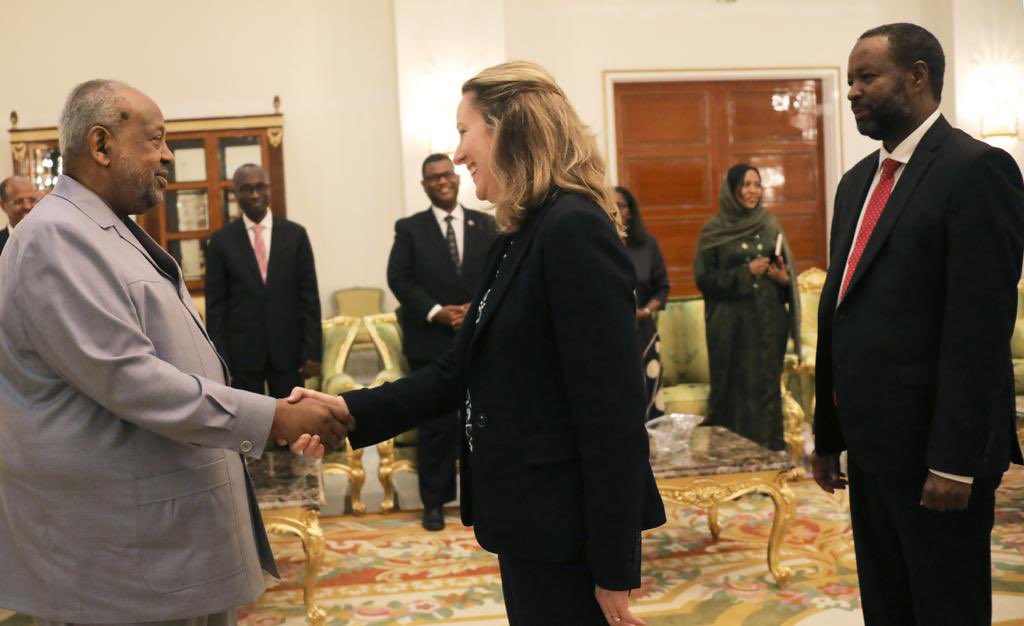 IOMchief's tweet photo. Over 200,000 migrants cross through Djibouti every year, the equivalent of a quarter of the country's population.
During my meeting with @IsmailOguelleh, President of Djibouti, I expressed my appreciation for the government's determination to assist migrants.
#DGPopeMeets https://t.co/Xvm6WCQO0B
