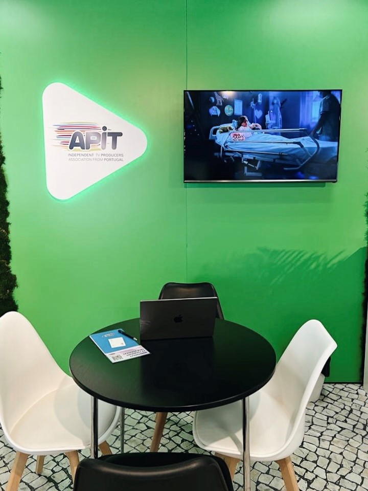 APITelevisao's tweet photo. Começou hoje a 39ª edição do MIPCOM e é com muito orgulho que a APIT continua a marcar presença no mercado, com o principal intuito de promover o setor audiovisual do país.

Tune in Portugal 😊

#APIT #apitv #MIPCOM #MIPCOM2023 #Portugal #audiovisual #independentproducers https://t.co/8M56AD0r9D