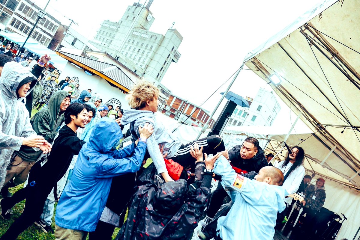 ryo_secret7line's tweet photo. 米沢ロックフェスめちゃくちゃ楽しかった！！
思いの詰まった手作りの気持ちのこもったフェス！！しかも5年ぶり！！雨もまたいいじゃない♪
また来年も是非よろしくおねがいします！！ https://t.co/mR03Nqx1po