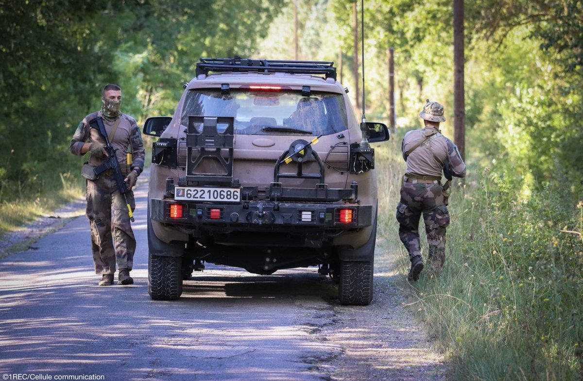 Pour conduire ses exercices, comme ici à #Rians, les escadrons du #1REC peuvent compter sur le renfort de nos #ReservistesOps 🟡 qui participent aux entraînements avec les légionnaires.
#PrepaOps #FierDeNosReservistes