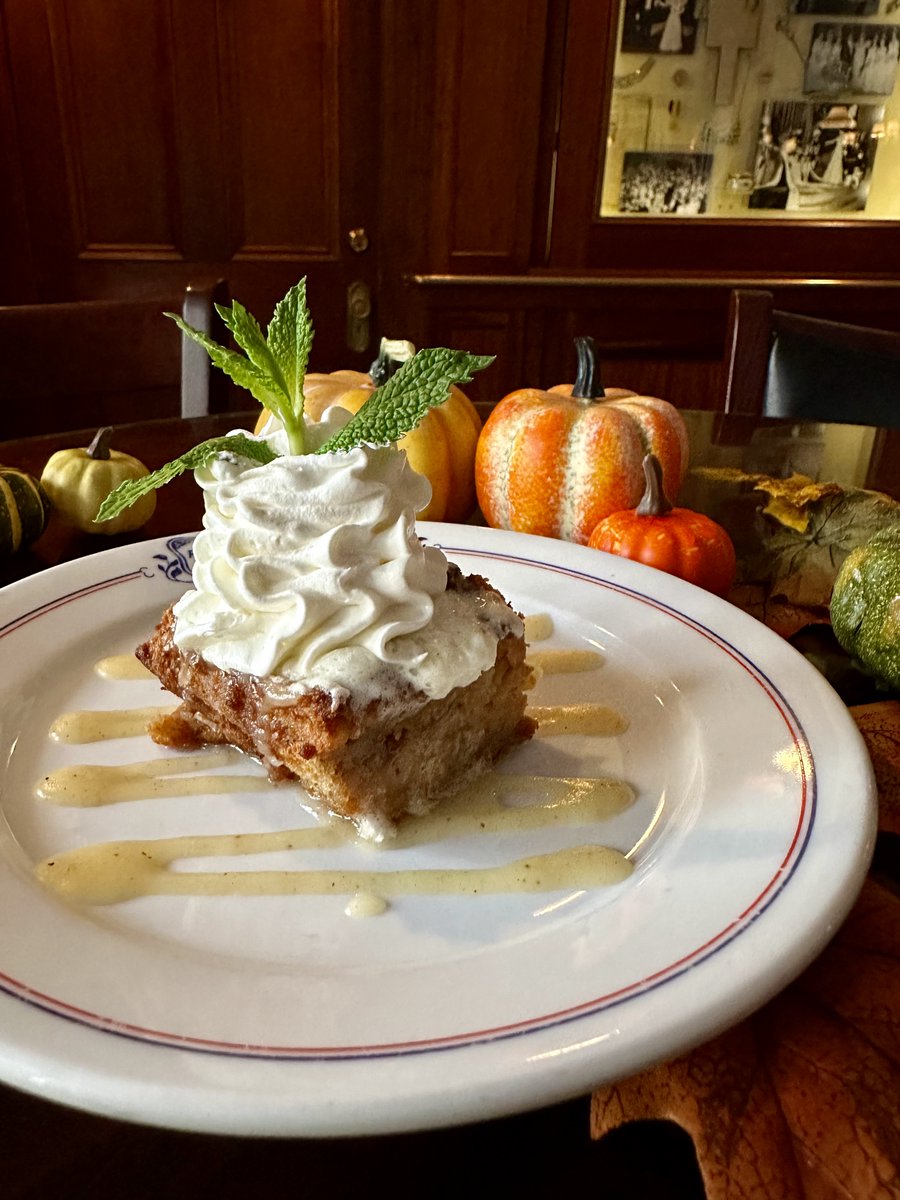 AntoinesNOLA's tweet image. How about this #sweettreat to start off your #Monday?

Embrace all those fall feels with our #AppleBreadPudding with #RumSauce 🍂🍎🧡

Call (504) 581-4422 or use @opentable to make your reservations now!

#antoinesnola #antoines1840 #hermesbar #breadpudding #whippedcream