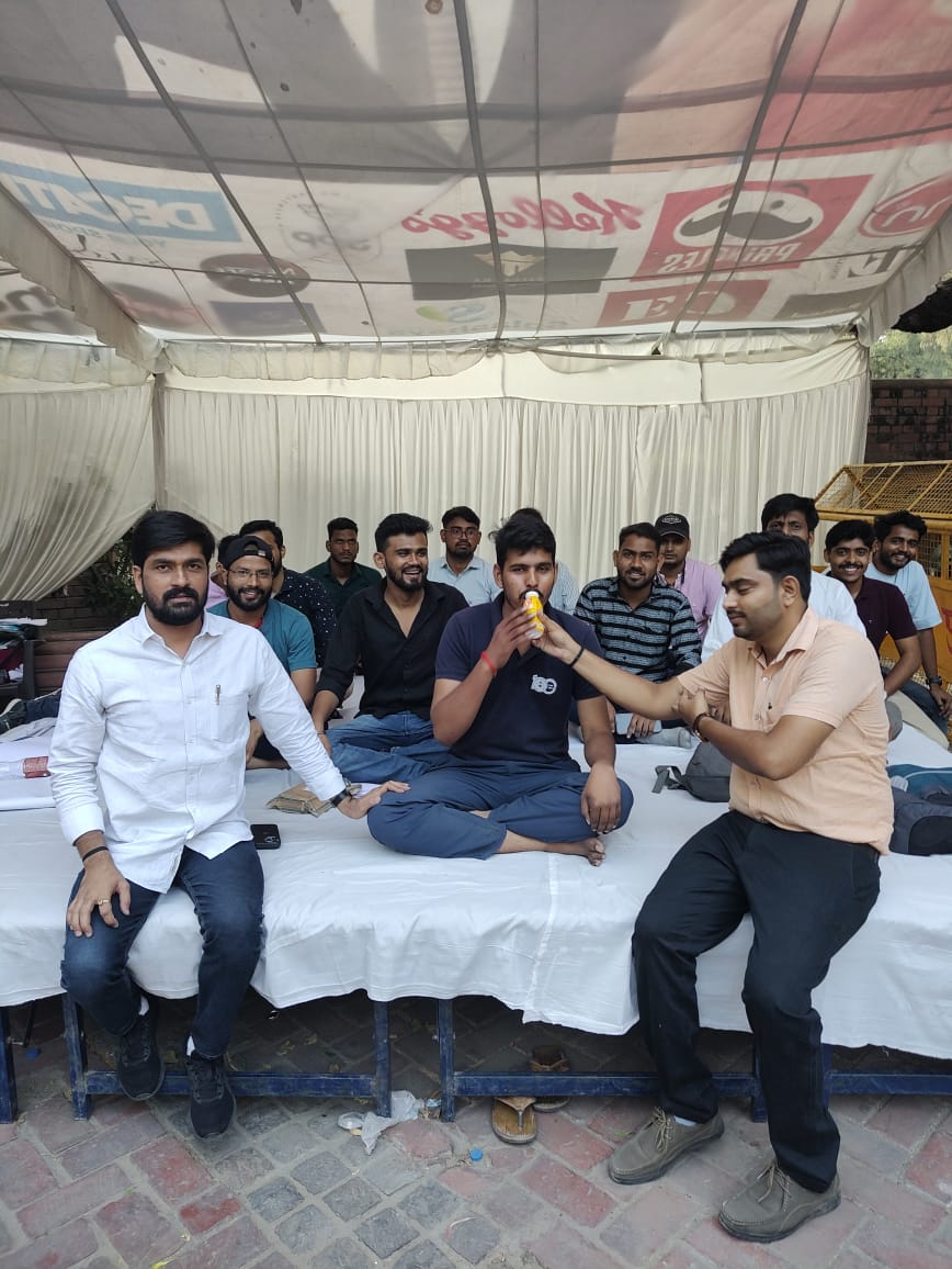 UttamTripa64097's tweet photo. Day 13- Relay Hunger Strike at DU,Corruption in PhD admission. Dr. Teekam Chand Meena,Dept of Hindi,DU, offered juice to Shri Chandrajit Singh on 16/10/23. @PMOIndia @VPIndia @UnivofDelhi @RSSorg @dpradhanbjp @ugc_india @Jansatta @DainikBhaskar @UN @anandmahindra @narendramodi https://t.co/X58tVWmXjT