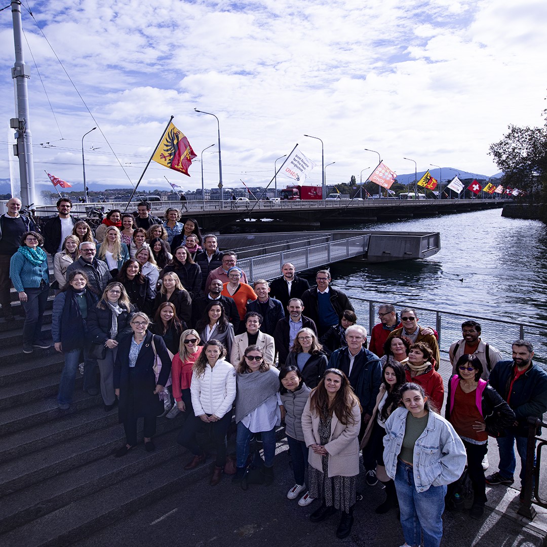 DNDi's tweet photo. Flying the flag for people with neglected diseases! 🏳️
From today until Sunday 21 October, Geneva’s Mont-Blanc bridge is adorned with DNDi flags to commemorate our 20 years of #InnovatingTogether for the most neglected. #BestScienceforAll @Geneve_int https://t.co/caTySp8DgS