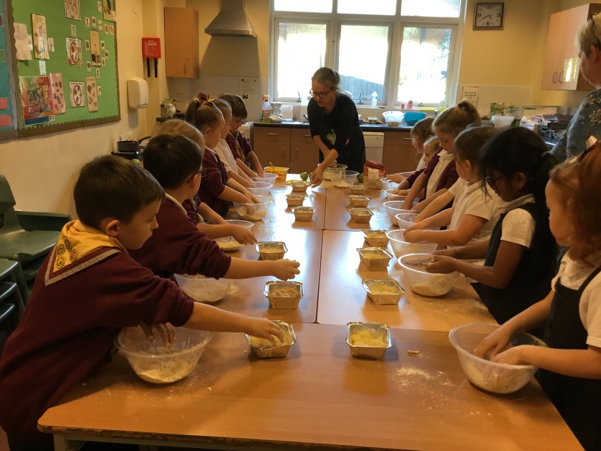RimroseHope's tweet photo. 1/2Mc loved making apple crumble today with the Good Grub Club 🍎🍏 https://t.co/rF4vBUgin7