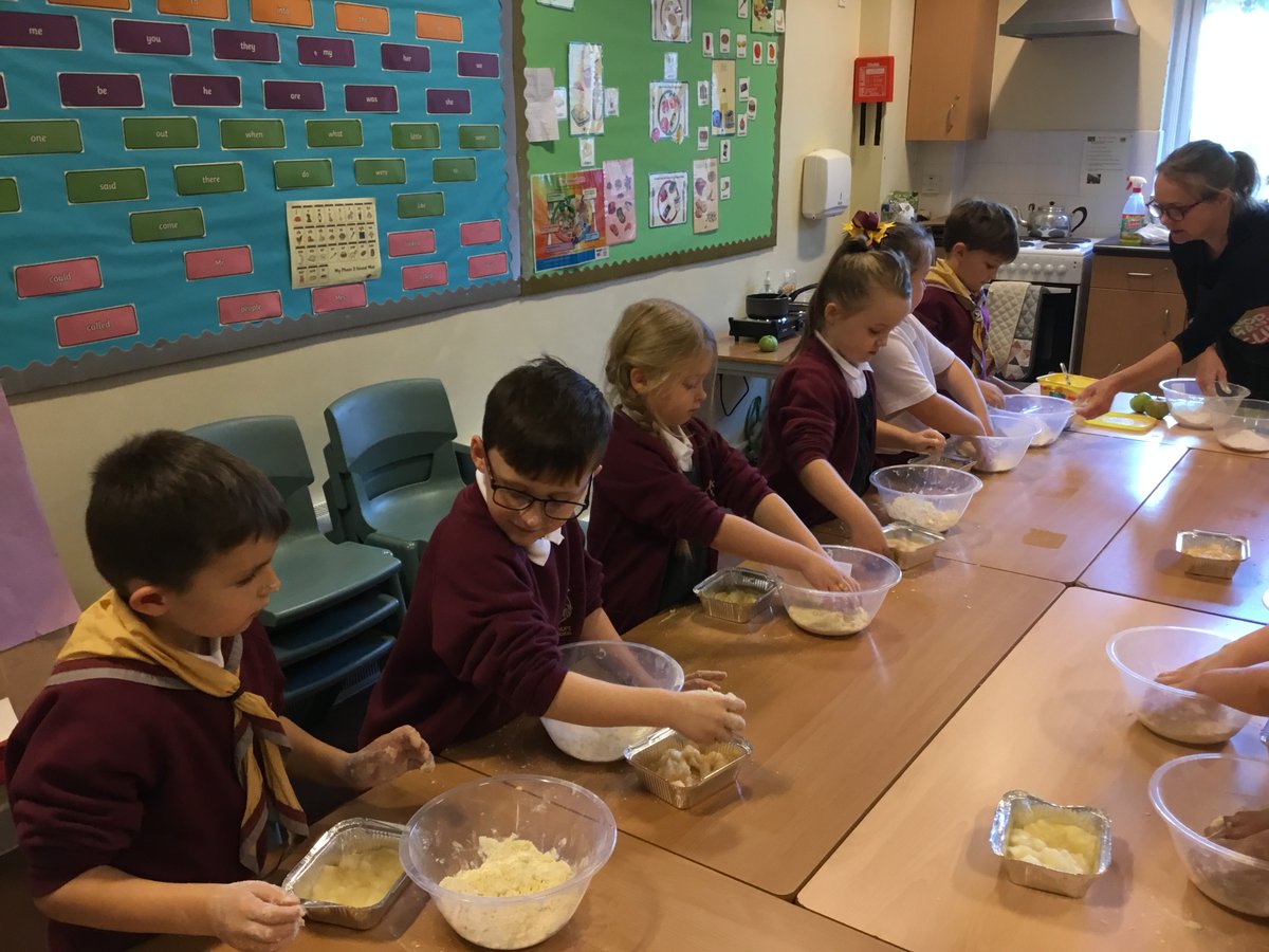 RimroseHope's tweet photo. 1/2Mc loved making apple crumble today with the Good Grub Club 🍎🍏 https://t.co/rF4vBUgin7
