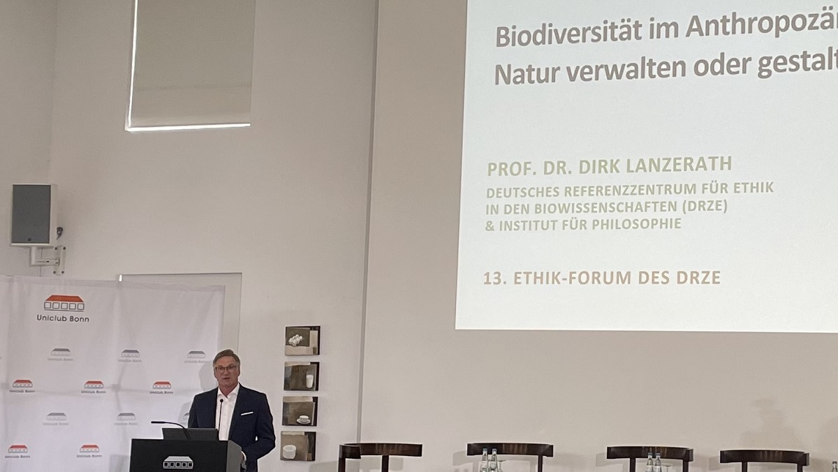 Deutsches Referenzzentrum für Ethik i. d. Biowiss. (@drze_bonn) on Twitter photo The #DRZE #EthikForum has started and is dedicated to the question:
#Biodiversity in the #Anthropocene – Restore or Design?
What can appropriate #BiodiversityConservation look like in our epoch?
Prof. <a href="/DLanzerath/">Dirk Lanzerath</a> introduces the topic of the afternoon. The #DRZE #EthikForum has started and is dedicated to the question:
#Biodiversity in the #Anthropocene – Restore or Design?
What can appropriate #BiodiversityConservation look like in our epoch?
Prof. <a href="/DLanzerath/">Dirk Lanzerath</a> introduces the topic of the afternoon.