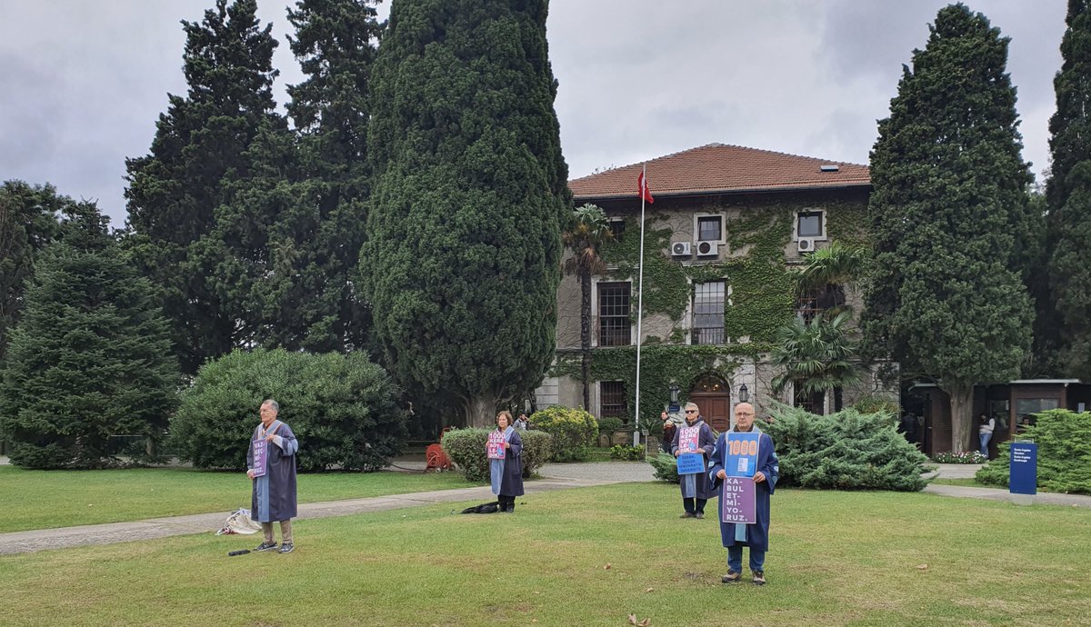 16 Ekim 2023 Boğaziçi Üniversitesi Akademisyenleri Nöbeti no. 689. Direnişin 146. haftası/1016. günü <a href="/UniBogazici/">Boğaziçi Üni.</a> #KabulEtmiyoruzVazgeçmiyoruz
Oct. 16, 2023 Bogazici University Faculty Vigil #689/146th week/1016th day of the resistance @unibogazici_en #WeDoNotAcceptWeDoNotGiveUp