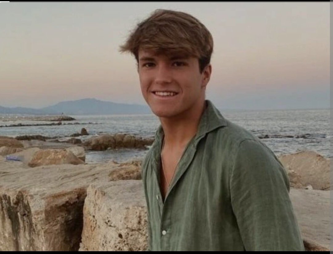 Descansa en paz, Álvaro.
Ahora máximo respeto por su familia y su dolor. Ojalá todo se esclarezca pronto. 
Desde aquí mi más sentido pésame a todos sus seres queridos.