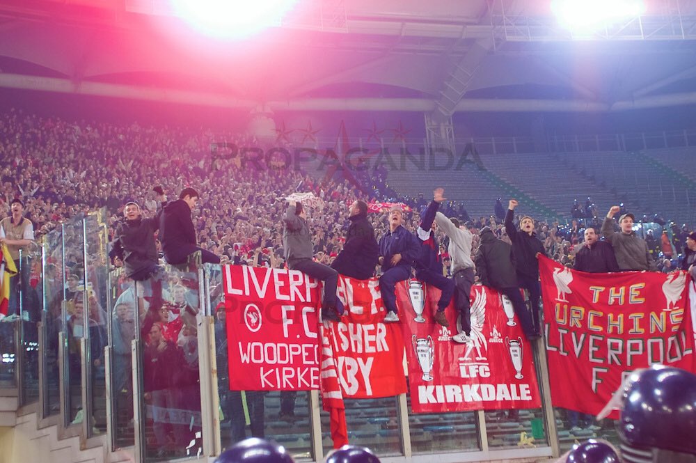Murphthered1's tweet photo. Roma 2001, one of the best away firms ever, how I got on that fence I'll never know,  thanks to Tommy Flet for these boss pics https://t.co/TS3sGC9NFG