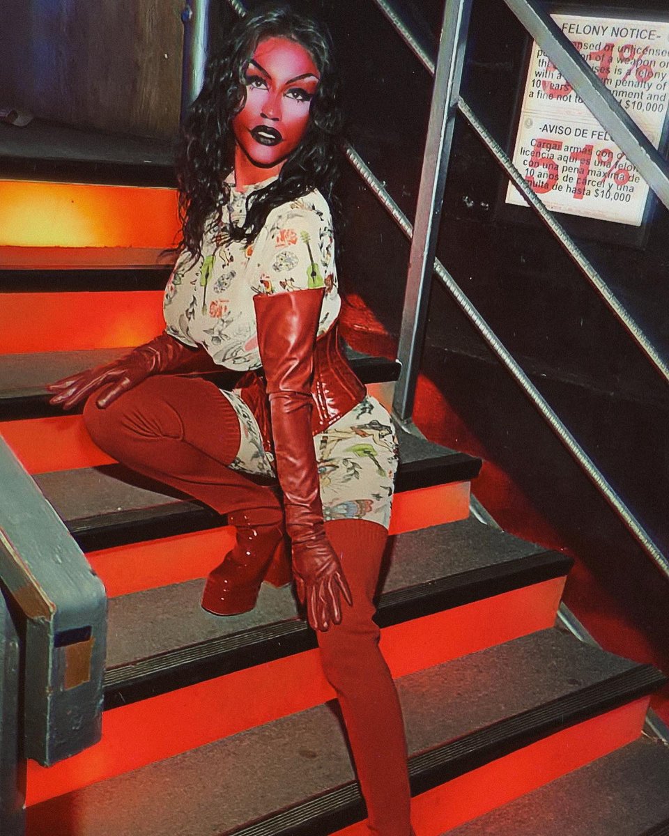 phnxxx_'s tweet photo. Mmm, She the Devil 👹 

📸 @itshxllyhills 

💄@ ME 

📍 Lbk, TX  Club Luxor

#paintthetownred #red #redmakeup #corset #thighhighs #tattoos  #spooky #halloweenmakeup #photography #redgloves #redboots #shethedevil #dojacat #texasqueen #jeffreestarcosmetics #anastasiabeverlyhills https://t.co/DQQqHqfXsO