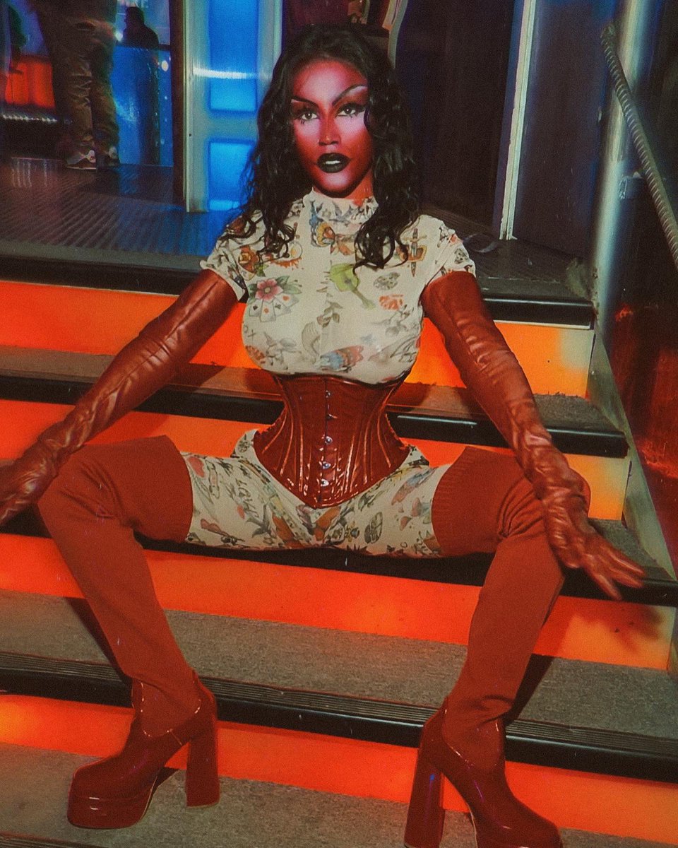 phnxxx_'s tweet photo. Mmm, She the Devil 👹 

📸 @itshxllyhills 

💄@ ME 

📍 Lbk, TX  Club Luxor

#paintthetownred #red #redmakeup #corset #thighhighs #tattoos  #spooky #halloweenmakeup #photography #redgloves #redboots #shethedevil #dojacat #texasqueen #jeffreestarcosmetics #anastasiabeverlyhills https://t.co/DQQqHqfXsO