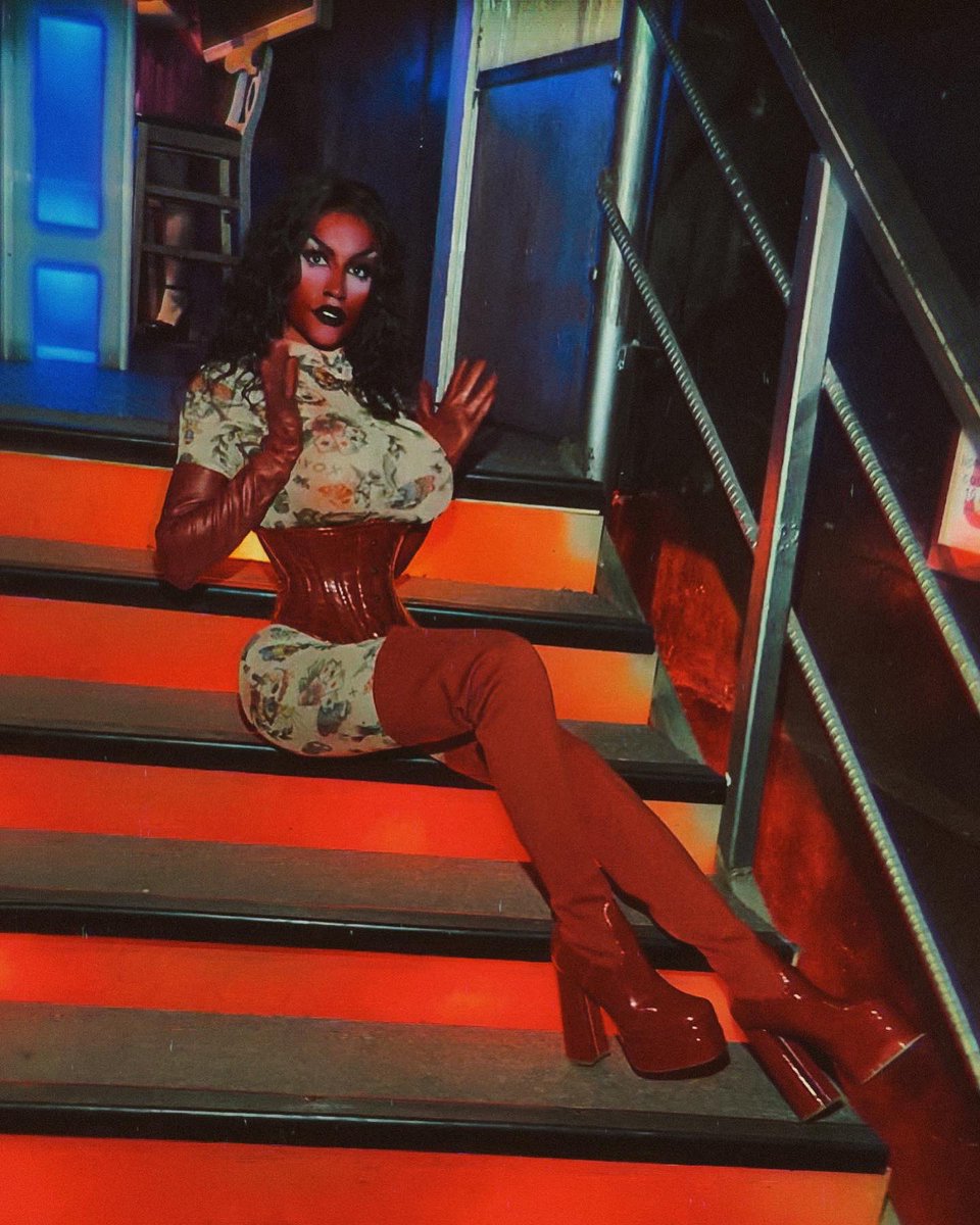 phnxxx_'s tweet photo. Mmm, She the Devil 👹 

📸 @itshxllyhills 

💄@ ME 

📍 Lbk, TX  Club Luxor

#paintthetownred #red #redmakeup #corset #thighhighs #tattoos  #spooky #halloweenmakeup #photography #redgloves #redboots #shethedevil #dojacat #texasqueen #jeffreestarcosmetics #anastasiabeverlyhills https://t.co/DQQqHqfXsO