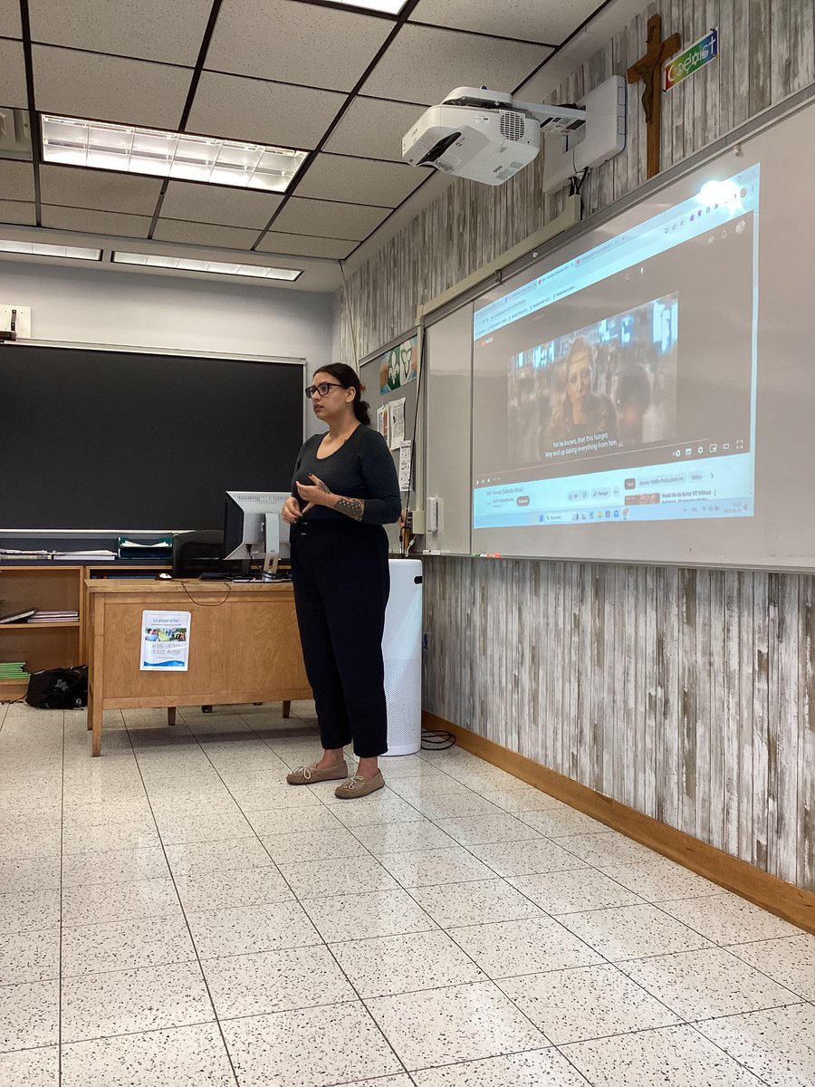 Aujourd’hui, dans le cadre de la construction identitaire, Avery Tracey, animatrice culturelle systémique, a offert un atelier de poésie Slam pour les cours de Français de 11e et 12e années à EJL!  <a href="/ESCEJL/">École secondaire catholique E.J. Lajeunesse</a>