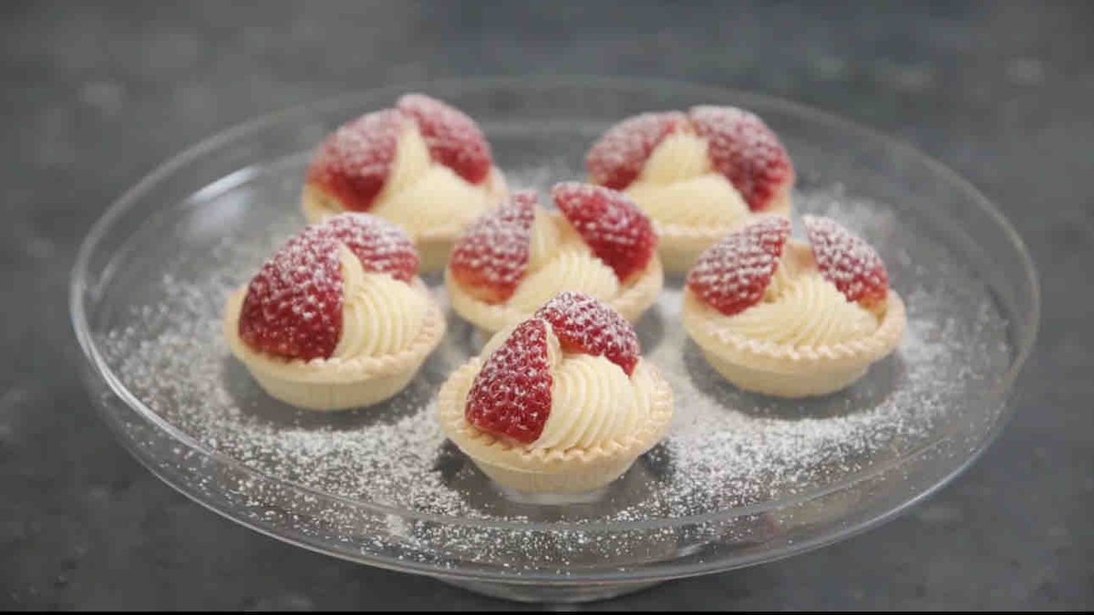 Famfoo_app's tweet photo. “Indulge in the velvety goodness of Creme Patisserie! 🍰✨ #CremePatisserie #DessertDelights #SweetIndulgence #VelvetySmooth #PastryMagic #DessertHeaven #FoodieGram #CreamyGoodness #SpoonfulOfHappiness #DessertLover #BakingAdventures #DeliciousTreats #FoodieLife #PastryArtistry https://t.co/gC3hBvCqg1