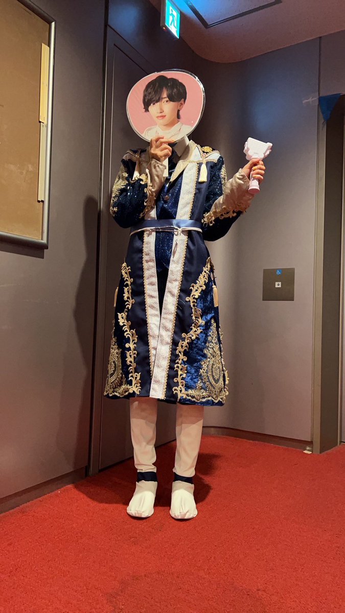 Mo81Hy's tweet photo. ちなみに今回は烏滸がましくも推しをやらせて頂いたんですがウィッグのチョイスにセットにメイクにとビジュアルチェックはさゆりちぇ&amp;かずきょろ監修だったので遠くから薄目で見るとみっちーもどきになれてたかな？なんて思ったり思わなかったりラジバンダリ(だがしかし立ち方が女だた…😇) https://t.co/PzNnZOAH4Z