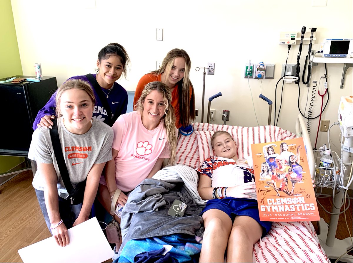Well @ClemsonUniv @ClemsonGym back with a visit to @theprismahealth Children's Hospital We talked sports, roommates, horses and even sang Happy Birthday. Always fun with @ClemsonTigers the kids love them! And @ValiantPlayer appreciates the support of @ClemsonSADev & @ClemsonSAAC