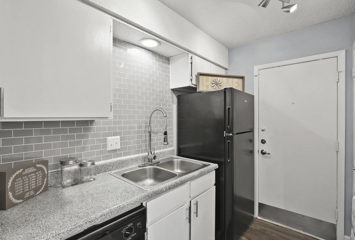 Step inside your dream home! Discover our beautifully renovated apartments - it's time to make The Junction Apartments your new haven. #ApartmentLiving 🏡🔑