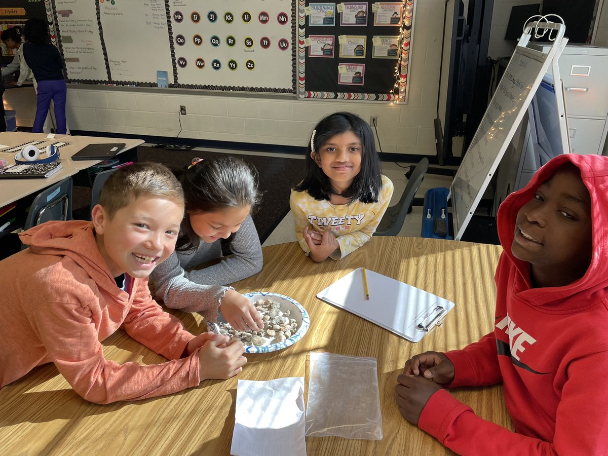 MrsJoyceRLC5th's tweet photo. Thinking like scientists as we observe different types of rocks! @RLC_Coyotes @LCPSScience https://t.co/yTTcq6mKO8