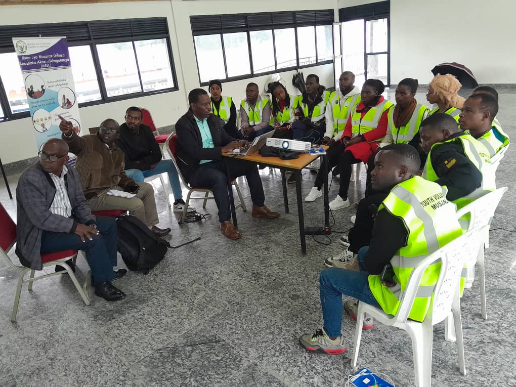 MusanzeDistrict's tweet photo. Ku Kigo cy' Urubyiruko cy' Akarere habereye amahugurwa yateguwe ku bufatanye na @RwandaLabour ,@RDBrwanda na #APEFE y' Urubyiruko rw' Abakorerabushake 12 bazakora ubushakashatsi bwo kumenya uko Urubyiruko rwakurikiranye amasomo y' ubumenyingiro ruhagaze ku isoko ry' umurimo. https://t.co/vWI7DO6Nel