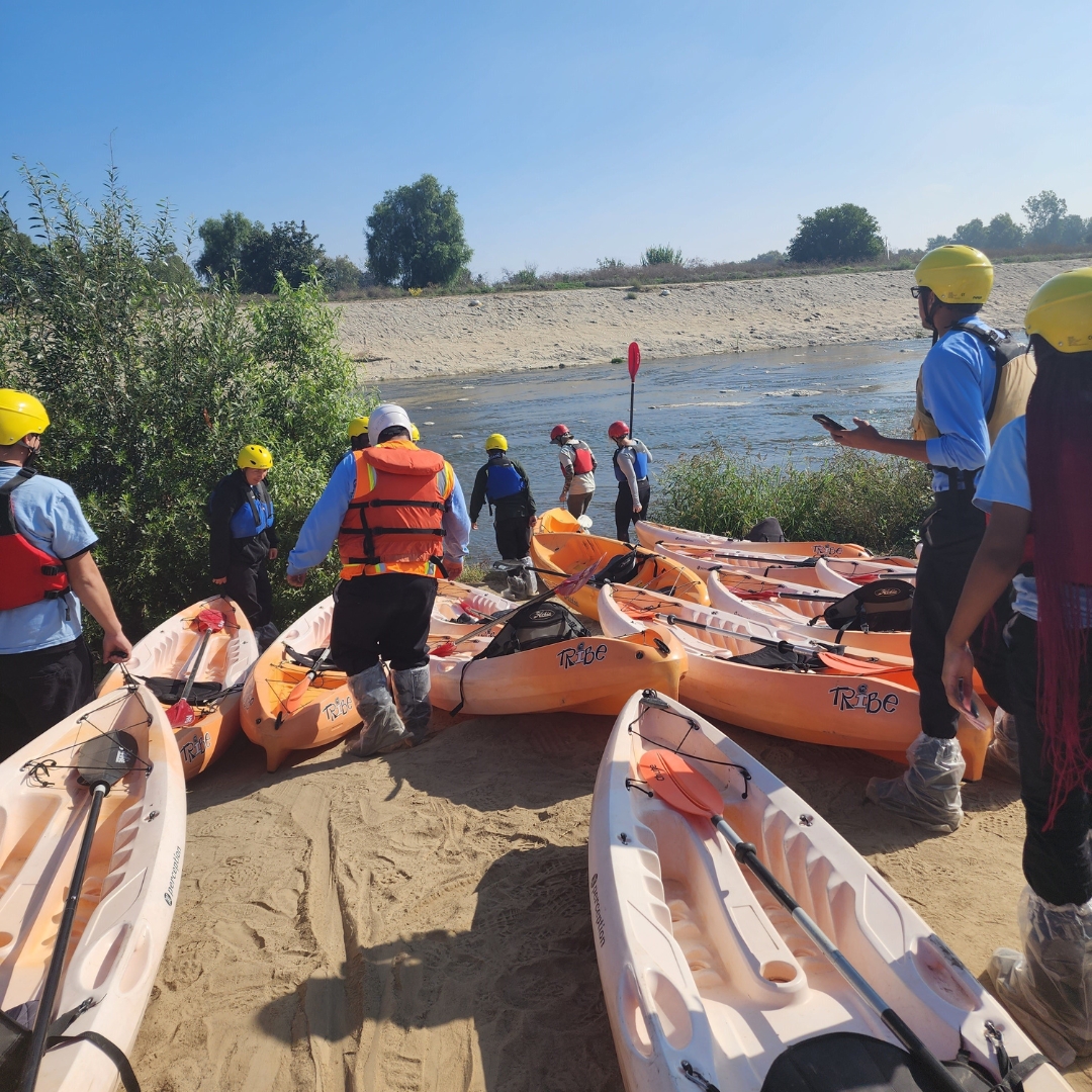 LACorps's tweet photo. Our River Rangers are learning about the LA River and having a little bit of fun along the way. π They recently had some fun learning about the river's history, kayaking the river, and even visiting the Hyperion Water Reclamation Plant.πΆπ§
#Cleanrivers #LAExploration #GreenJobs https://t.co/X1bcHm27vF