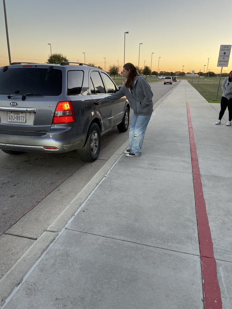 Seguin XC at Rodriguez Elementary this morning! We had the pleasure of opening up doors and greeting kids on this cool Monday morning! 💛<a href="/SeguinHSTx/">Seguin High School</a> <a href="/SeguinAthletics/">Seguin ISD Athletics</a>