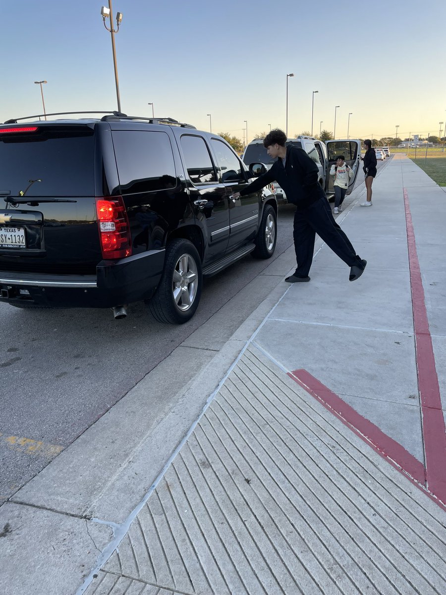 CoachWells_SHS's tweet photo. Seguin XC at Rodriguez Elementary this morning! We had the pleasure of opening up doors and greeting kids on this cool Monday morning! 💛@SeguinHSTx @SeguinAthletics https://t.co/5pQvEeJbfZ