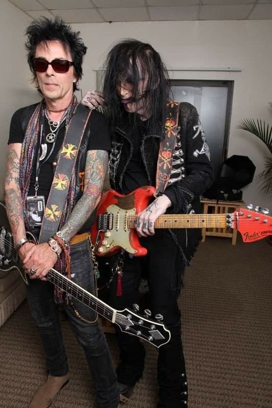 Mick & Slick 🖤🎸🎶
#mickmars #earlslick #guitar #rocknroll #MondayMotivation #MusicIsLife