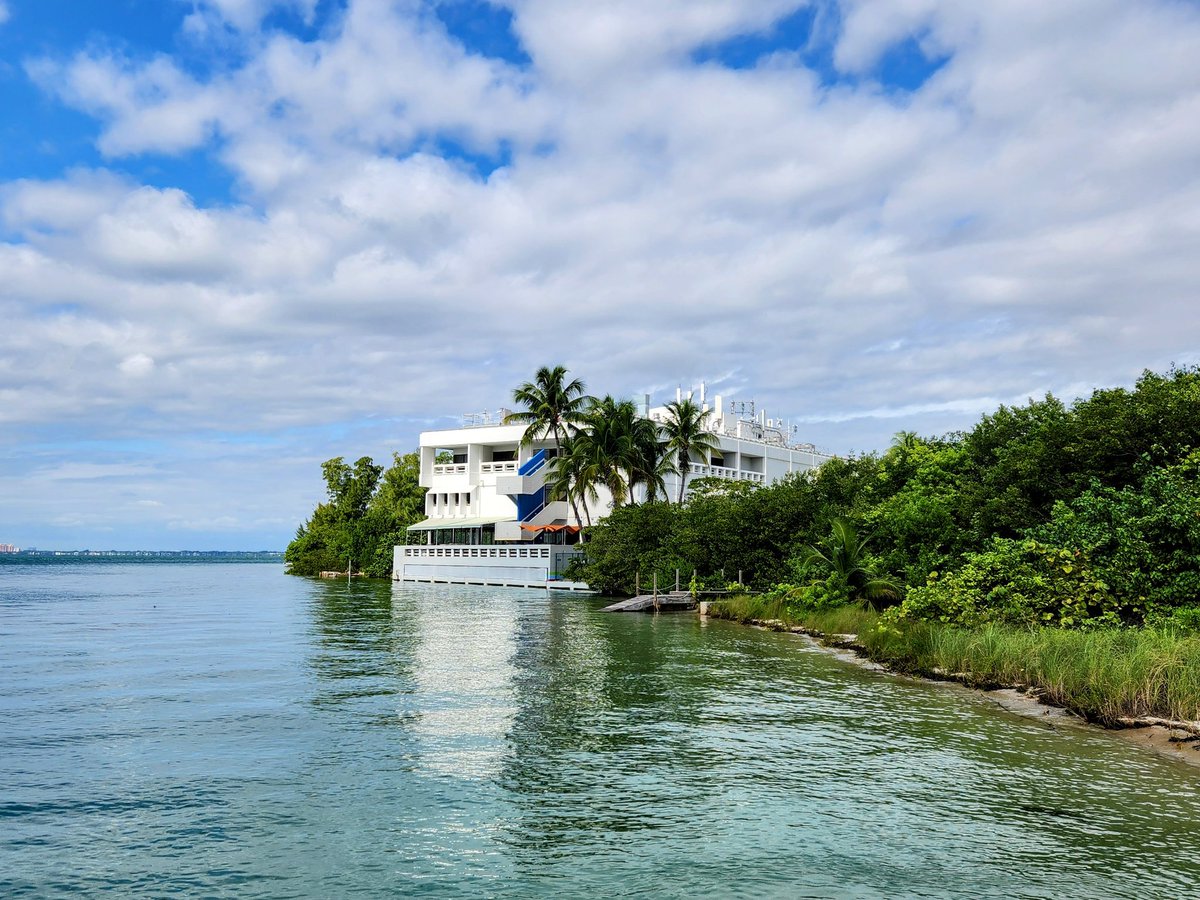 BMcNoldy's tweet image. A very high tide this morning, reaching 1.37' MHHW (just above the minor flood threshold), was nailed 10 days ago by our tide forecast model.