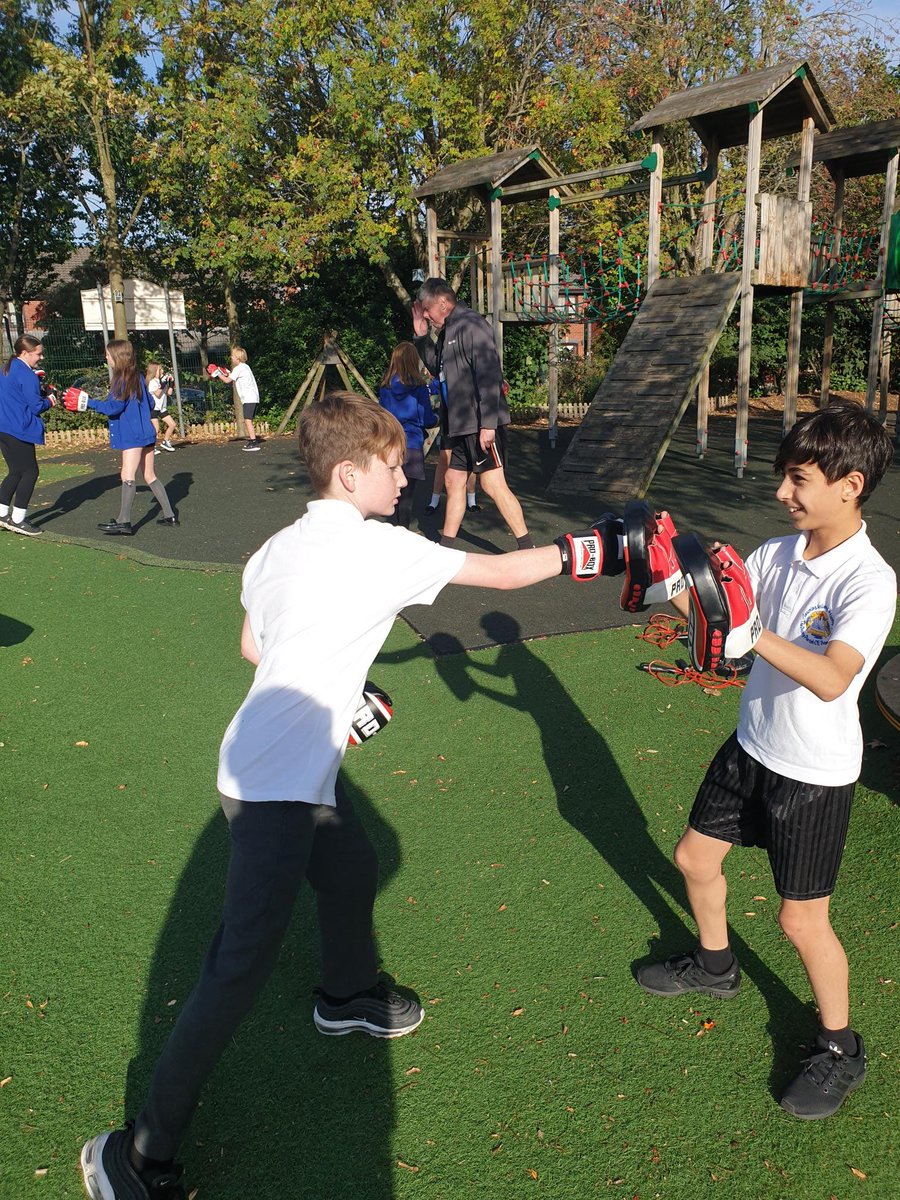 MerPolWirral's tweet photo. #TeamBeb are delivering #MiniPathfinders project to year 6 pupils this week at Priory Parish CE Birkenhead.
Day 1 - choices & consequences re knife crime, hate crime, anti-social behaviour & drugs.
Promoting alternative activities such as sport through @ActiveWirral
#Prevention https://t.co/DrMnWzfqrI
