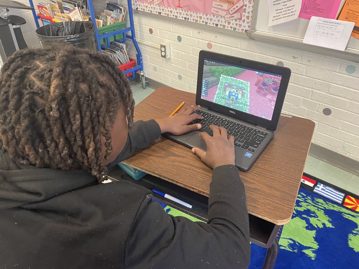 ILCFischer's tweet photo. 🎉 Happy #DigCitWeek! Our 4th graders learned more about digital citizenship by logging into an amazing world created by #MinecraftEdu.  They worked on becoming Privacy Prodigies! @PlayCraftLearn @HCPS_Innovates @LaburnumES https://t.co/odQsv9je25