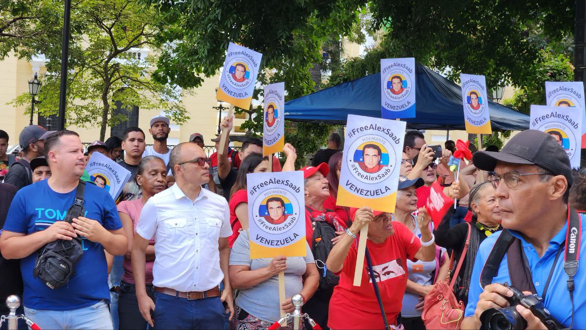 MinTrabajoVE's tweet photo. #Ahora || Desde la Plaza Bolívar; Fuerza Trabajadora acompaña la concentración a 2 años del vil secuestro del diplomático venezolano Alex Saab
#ConMaduroMásVerdadYPaz 
@NicolasMaduro https://t.co/BiBm4kzAkz