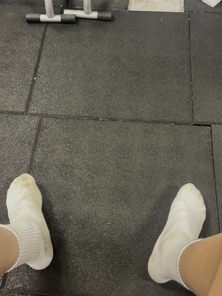 ccddcd_'s tweet photo. 在健身房一整天襪子都黃了 又臭又濕👀
#學生 #19歲 #白襪 https://t.co/WAk3Q7v2BJ