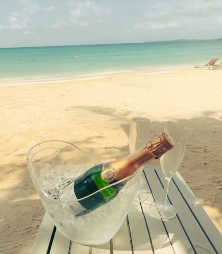 Dan_PL77's tweet photo. Me fui a viajar Solito a SOFITEL BARU CALABLANCA y mi vida empezo a sonar asi 🌿🌴🌱🥂🥃🍾💫🐥✈️ y si voy a tomar pues hay que hacerlo bien.  # ebrioenelmar 🍾🐥❤️🥃🌴 https://t.co/Af22k4R8Wy