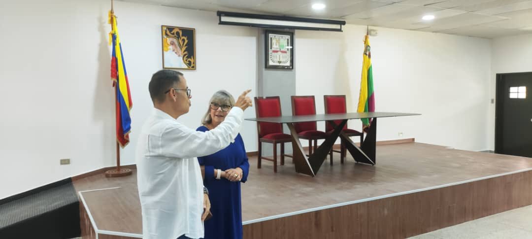 jessydivo's tweet photo. Un lunes de mucha satisfacción y orgullo para nuestra amada ⁦@UCarabobo⁩. A primera hora acompañamos ⁦@BenitoHamidian⁩ en la bienvenida de los nuevos profesores a FACES, para luego constatar con ⁦@davidrutman⁩,esa monumental aula para nuestra FCJP . https://t.co/5GI4AJ8dMJ