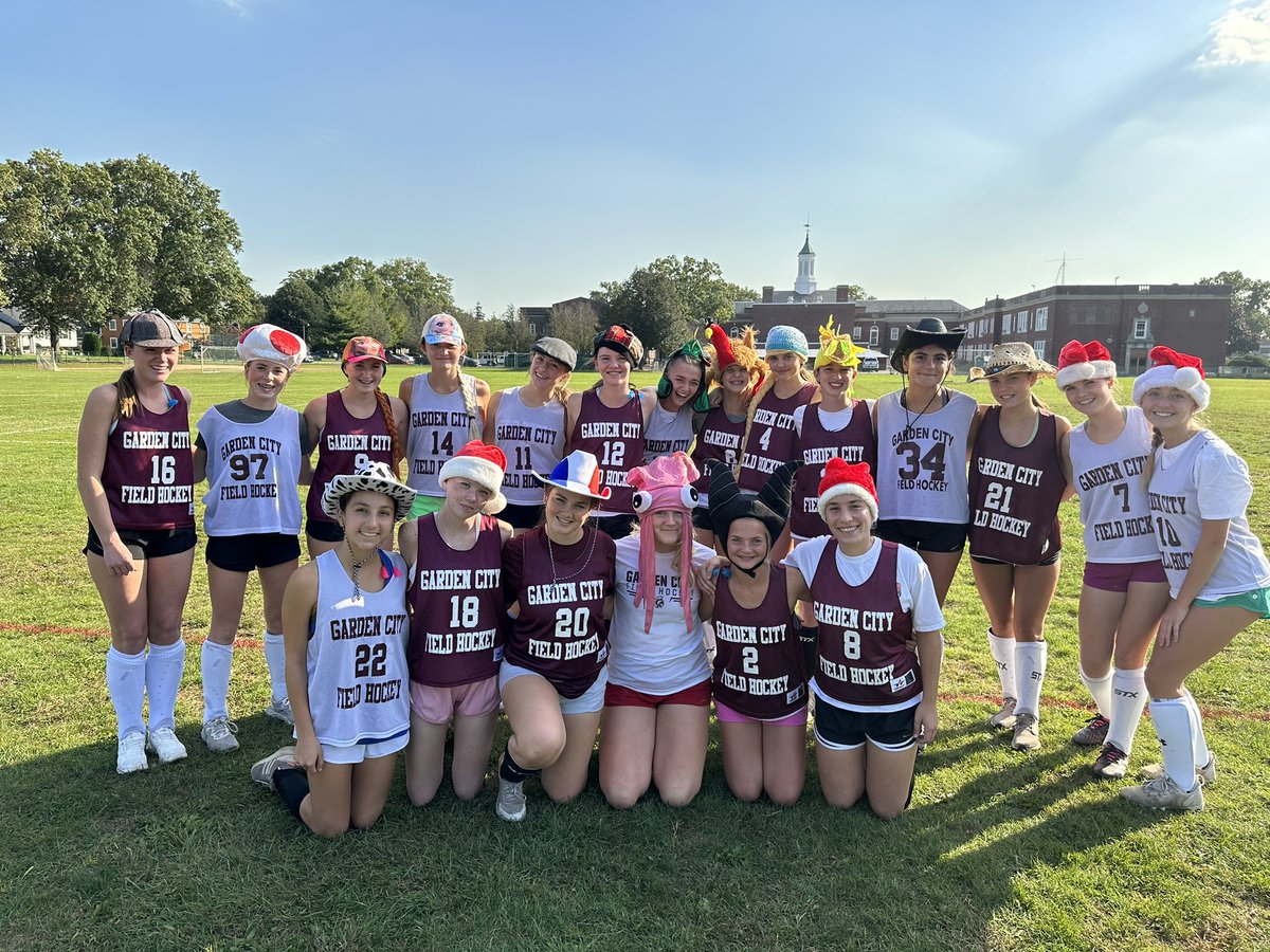 MrsCamGC's tweet image. Lots of smiles &amp;amp; laughs (&amp;amp; hard work) at the #GCJVFH 🎩 👒🎓 Hat Practice 🪖⛑️🧢🤠 #HEYRED @GC_ATHLETICS_