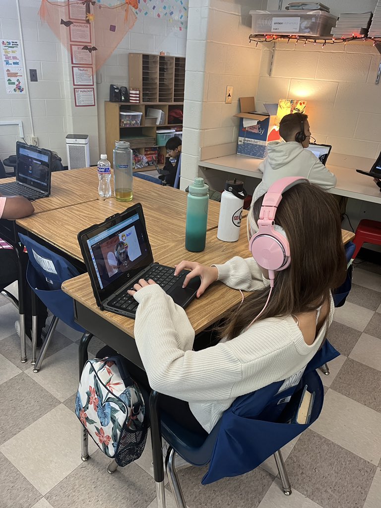 edtech_lynn's tweet photo. Working with @WTJPrincipal #Maks4thGrade using @MicrosoftFlip to share @EllisIslandNPS #ImmigrationProject‼️ Can’t wait for the final project @APatWTJ @WTJProgramAdmin @APSInstructTech @apsitnatasha @apsittommy https://t.co/gqNKUpuUqz