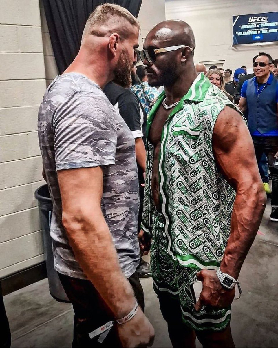 MMAUNCENSORED1's tweet photo. I dont think a Kamaru Usman is comin small in this fight 👀 https://t.co/uVz8TrP1gc